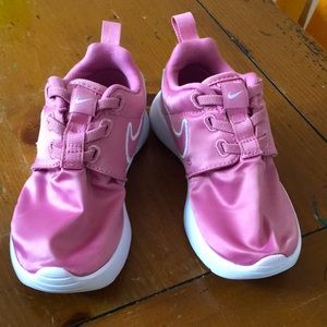 Nike Roshe One Toddler pink shoes